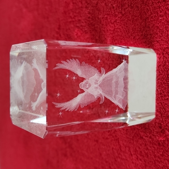 3 piece of 3D Glass paper weights Display. - Picture 6 of 10